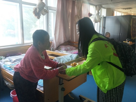 英国上市公司365爱心帮扶团中秋慰问老人活动圆满结束_ .jpg